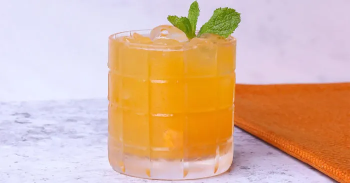 Orange-juice-with-mint-and-lemon