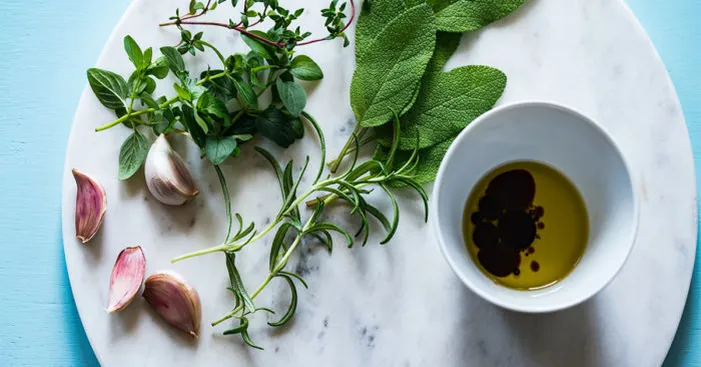 Reduce-bad-breath-caused-by-red-garlic