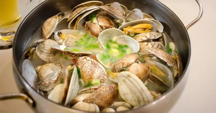 consuming-little-neck-clams
