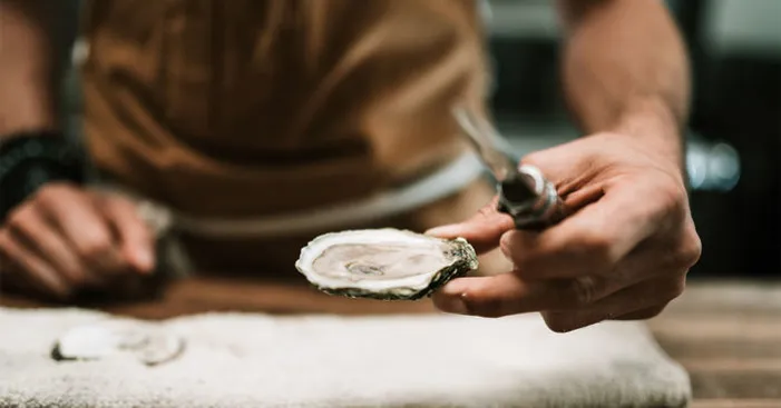consuming-raw-oysters