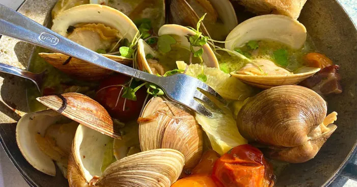 little-neck-clams-with-bread